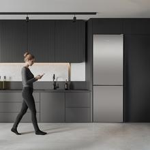 Bolero CoolMarket Combi 322i Inox D Cecotec - Frigorífico Combi con acabado metalizado Inox Premium, 322L, Ancho 59,5cm, Alto 185,5cm, Tecnología Total NoFrost, Multi Airflow, HumidityFlex HUB y Puerta Reversible - Iluminación LED, Display Interior y Clase D.