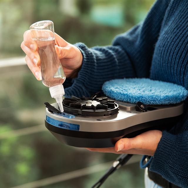 Conga Windroid W10 DoubleSpray Rob� de limpeza de janelas 3 em 1: pulveriza, limpa e seca. Pulveriza em ambos os lados. 4 modos de limpeza. Inclui aplicativo e controle remoto para controle total dos movimentos. Limpa diversas superf�cies.