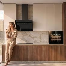 Bolero GrandSommelier BI 28000 Touch Matt Black Compressor Vinoteca completamente integrable con cristal negro mate, Apertura táctil mediante sensor, Zona temperatura 5ºC a 20ºC, Capacidad 28 Botellas, Dimensiones 45x60cm, Iluminación LED interior, Compresor integrado, Display LED Interior, Funcionamiento silencioso, 2 Estantes madera