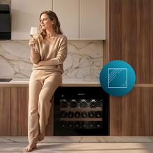 Bolero GrandSommelier BI 28000 Touch Matt Black Compressor Vinoteca completamente integrable con cristal negro mate, Apertura táctil mediante sensor, Zona temperatura 5ºC a 20ºC, Capacidad 28 Botellas, Dimensiones 45x60cm, Iluminación LED interior, Compresor integrado, Display LED Interior, Funcionamiento silencioso, 2 Estantes madera