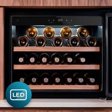 Bolero GrandSommelier BI 28000 Touch Matt Black Compressor Vinoteca completamente integrable con cristal negro mate, Apertura táctil mediante sensor, Zona temperatura 5ºC a 20ºC, Capacidad 28 Botellas, Dimensiones 45x60cm, Iluminación LED interior, Compresor integrado, Display LED Interior, Funcionamiento silencioso, 2 Estantes madera
