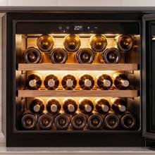 Bolero GrandSommelier BI 28000 Touch Matt Black Compressor Vinoteca completamente integrable con cristal negro mate, Apertura táctil mediante sensor, Zona temperatura 5ºC a 20ºC, Capacidad 28 Botellas, Dimensiones 45x60cm, Iluminación LED interior, Compresor integrado, Display LED Interior, Funcionamiento silencioso, 2 Estantes madera