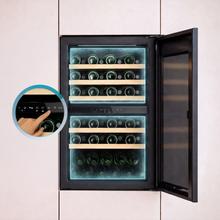 Bolero GrandSommelier Duo 57000 Touch Matt Black Compressor Vinoteca integrable negra mate con doble zona y sensor de apertura Touch con capacidad para 57 botellas en 5 baldas de madera y 88,5 cm de alto por 59 cm de ancho. Sistema compresor de enfriamiento muy silencioso (38dB) y refrigerado por gas respetuoso con el medio ambiente (R600a). Luz LED y panel de control táctil LED interiores.