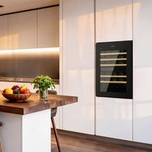 Bolero GrandSommelier Duo 57000 Touch Matt Black Compressor Vinoteca integrable negra mate con doble zona y sensor de apertura Touch con capacidad para 57 botellas en 5 baldas de madera y 88,5 cm de alto por 59 cm de ancho. Sistema compresor de enfriamiento muy silencioso (38dB) y refrigerado por gas respetuoso con el medio ambiente (R600a). Luz LED y panel de control táctil LED interiores.