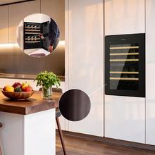Bolero GrandSommelier Duo 57000 Touch Matt Black Compressor Vinoteca integrable negra mate con doble zona y sensor de apertura Touch con capacidad para 57 botellas en 5 baldas de madera y 88,5 cm de alto por 59 cm de ancho. Sistema compresor de enfriamiento muy silencioso (38dB) y refrigerado por gas respetuoso con el medio ambiente (R600a). Luz LED y panel de control táctil LED interiores.