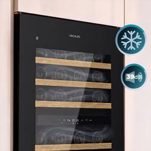 Bolero GrandSommelier Duo 57000 Touch Matt Black Compressor Vinoteca integrable negra mate con doble zona y sensor de apertura Touch con capacidad para 57 botellas en 5 baldas de madera y 88,5 cm de alto por 59 cm de ancho. Sistema compresor de enfriamiento muy silencioso (38dB) y refrigerado por gas respetuoso con el medio ambiente (R600a). Luz LED y panel de control táctil LED interiores.