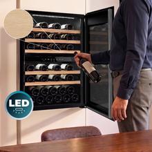 Bolero GrandSommelier Duo 57000 Touch Matt Black Compressor Vinoteca integrable negra mate con doble zona y sensor de apertura Touch con capacidad para 57 botellas en 5 baldas de madera y 88,5 cm de alto por 59 cm de ancho. Sistema compresor de enfriamiento muy silencioso (38dB) y refrigerado por gas respetuoso con el medio ambiente (R600a). Luz LED y panel de control táctil LED interiores.
