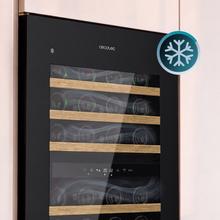 Bolero GrandSommelier Duo 57000 Touch Matt Black Compressor Vinoteca integrable negra mate con doble zona y sensor de apertura Touch con capacidad para 57 botellas en 5 baldas de madera y 88,5 cm de alto por 59 cm de ancho. Sistema compresor de enfriamiento muy silencioso (38dB) y refrigerado por gas respetuoso con el medio ambiente (R600a). Luz LED y panel de control táctil LED interiores.