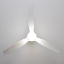 EnergySilence Aero 5600 Classic Gold&White Ventilador de techo de 40 W y 52” con mando a distancia, luz LED, 6 velocidades, 3 aspas, modo winter-summer y temporizador de hasta 8 horas.