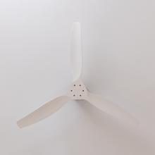 EnergySilence Aero 5400 Classic Black&White Ventilador de techo de 40 W y 52” con mando a distancia, mando a distancia, 6 velocidades, 3 aspas, modo winter-summer y temporizador de hasta 8 horas.