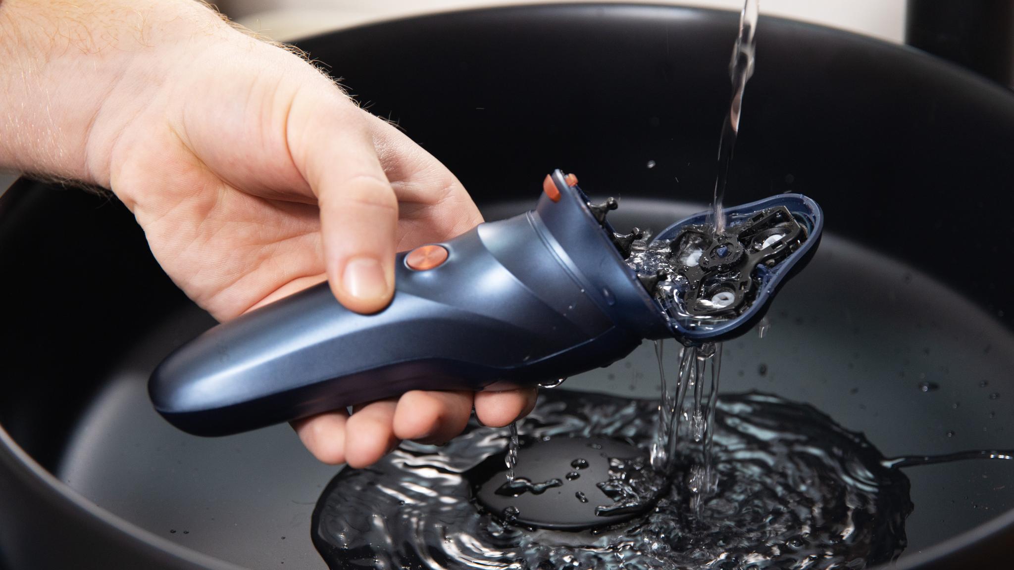 Úsala y lávala bajo el agua