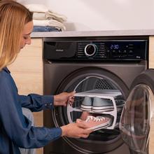 Bolero DressCode Dry 8180 Steel Sèche-linge à pompe à chaleur steel d'une capacité de 8 kg, classe E (équivalent à l'ancienne classe A++), 15 programmes avec séchage automatique et fonctions Spa Care, Anti-plis, 3 niveaux d'intensité de séchage, éclairage intérieur, Delay Start, Stop&Go, KidLock et accessoire pour le séchage des chaussures.