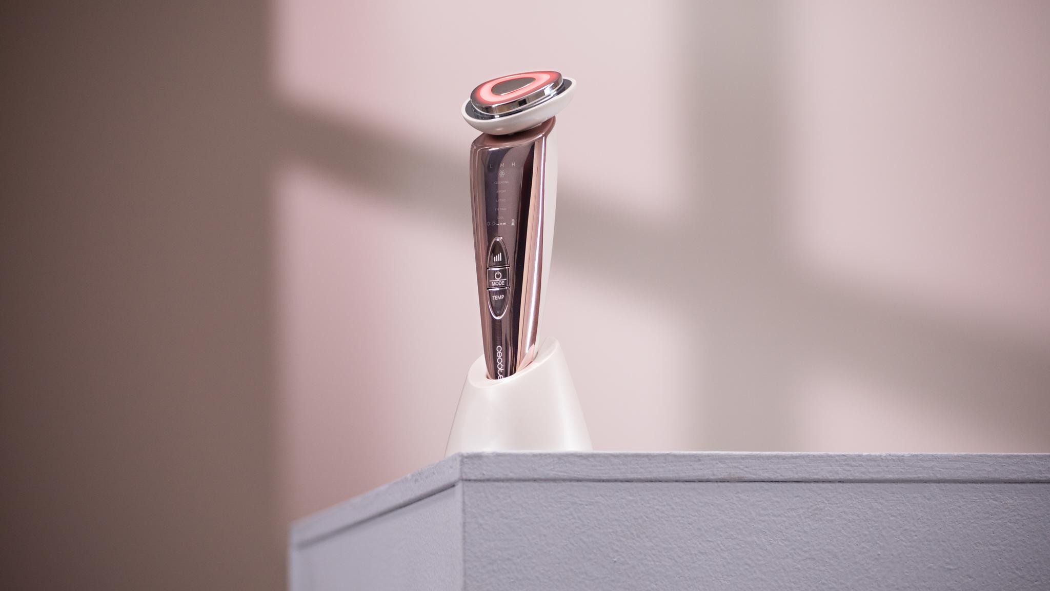 CECOTEC FaceCare LightSonic HotN'Cold en uso