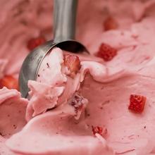 Gelatec EasyMove Heladera de mano con 5 programas. Mezcla vertical para textura cremosa y manejo intuitivo. Helados, sorbetes y bebidas heladas en 3 pasos.