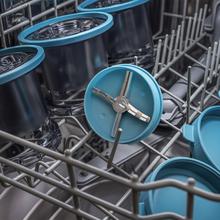 Gelatec EasyMove Heladera de mano con 5 programas. Mezcla vertical para textura cremosa y manejo intuitivo. Helados, sorbetes y bebidas heladas en 3 pasos.