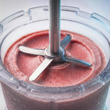 Gelatec EasyMove Heladera de mano con 5 programas. Mezcla vertical para textura cremosa y manejo intuitivo. Helados, sorbetes y bebidas heladas en 3 pasos.