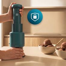 Gelatec EasyMove Heladera de mano con 5 programas. Mezcla vertical para textura cremosa y manejo intuitivo. Helados, sorbetes y bebidas heladas en 3 pasos.