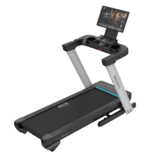 Le tapis roulant Drumfit flow sprint Perseus+ est un modèle haut de gamme équipé d'un moteur de 4 CV et atteignant une vitesse de 22 km/h. Il se distingue par son écran TFT rotatif innovant de 21 pouces, son système d'inclinaison et de déclinaison de -3º à +15º et son mécanisme de pliage automatique, conçu pour offrir une technologie immersive et une connectivité maximales à domicile.