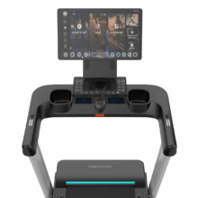 Le tapis roulant Drumfit flow sprint Perseus+ est un modèle haut de gamme équipé d'un moteur de 4 CV et atteignant une vitesse de 22 km/h. Il se distingue par son écran TFT rotatif innovant de 21 pouces, son système d'inclinaison et de déclinaison de -3º à +15º et son mécanisme de pliage automatique, conçu pour offrir une technologie immersive et une connectivité maximales à domicile.