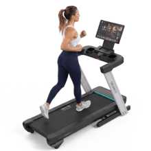 Le tapis roulant Drumfit flow sprint Perseus+ est un modèle haut de gamme équipé d'un moteur de 4 CV et atteignant une vitesse de 22 km/h. Il se distingue par son écran TFT rotatif innovant de 21 pouces, son système d'inclinaison et de déclinaison de -3º à +15º et son mécanisme de pliage automatique, conçu pour offrir une technologie immersive et une connectivité maximales à domicile.
