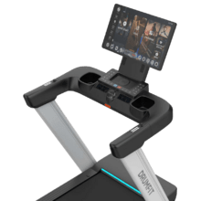 Le tapis roulant Drumfit flow sprint Perseus+ est un modèle haut de gamme équipé d'un moteur de 4 CV et atteignant une vitesse de 22 km/h. Il se distingue par son écran TFT rotatif innovant de 21 pouces, son système d'inclinaison et de déclinaison de -3º à +15º et son mécanisme de pliage automatique, conçu pour offrir une technologie immersive et une connectivité maximales à domicile.