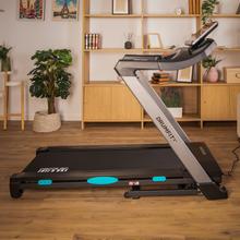Drumfit Flow IRIS es una cinta de correr de alto rendimiento equipada con un motor de 2,5 Hp que alcanza los 20 km/h, un sistema de inclinación motorizada de 18 niveles y una amplia superficie de carrera de 138x48 cm, diseñada con un sistema de autolubricado y conectividad inteligente para un entrenamiento profesional en casa