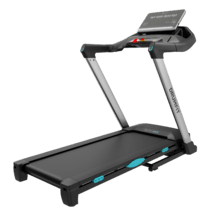 A esteira Drumfit Flow IRIS é um equipamento de alto desempenho com um motor de 2,5 HP que atinge velocidades de até 20 km/h, um sistema de inclinação motorizado com 18 níveis e uma ampla superfície de corrida de 138 x 48 cm. Ela foi projetada com um sistema de autolubrificação e conectividade inteligente para treinamento de nível profissional em casa.