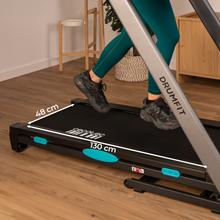 Drumfit Flow IRIS es una cinta de correr de alto rendimiento equipada con un motor de 2,5 Hp que alcanza los 20 km/h, un sistema de inclinación motorizada de 18 niveles y una amplia superficie de carrera de 138x48 cm, diseñada con un sistema de autolubricado y conectividad inteligente para un entrenamiento profesional en casa