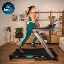 Drumfit Flow IRIS es una cinta de correr de alto rendimiento equipada con un motor de 2,5 Hp que alcanza los 20 km/h, un sistema de inclinación motorizada de 18 niveles y una amplia superficie de carrera de 138x48 cm, diseñada con un sistema de autolubricado y conectividad inteligente para un entrenamiento profesional en casa