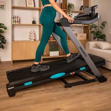 Drumfit Flow IRIS es una cinta de correr de alto rendimiento equipada con un motor de 2,5 Hp que alcanza los 20 km/h, un sistema de inclinación motorizada de 18 niveles y una amplia superficie de carrera de 138x48 cm, diseñada con un sistema de autolubricado y conectividad inteligente para un entrenamiento profesional en casa