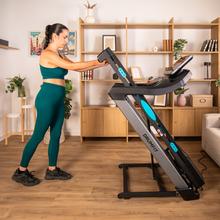Drumfit Flow IRIS es una cinta de correr de alto rendimiento equipada con un motor de 2,5 Hp que alcanza los 20 km/h, un sistema de inclinación motorizada de 18 niveles y una amplia superficie de carrera de 138x48 cm, diseñada con un sistema de autolubricado y conectividad inteligente para un entrenamiento profesional en casa