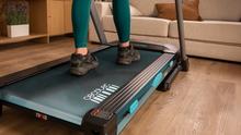 Drumfit Flow IRIS es una cinta de correr de alto rendimiento equipada con un motor de 2,5 Hp que alcanza los 20 km/h, un sistema de inclinación motorizada de 18 niveles y una amplia superficie de carrera de 138x48 cm, diseñada con un sistema de autolubricado y conectividad inteligente para un entrenamiento profesional en casa