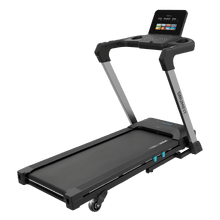 Le tapis roulant Drumfit flow Perseus est un modèle haute performance équipé d'un moteur de 2,5 CV atteignant 18 km/h, d'un système d'inclinaison motorisé à 15 niveaux et d'une surface de course de 46 x 136 cm, conçu avec une console LED à 5 fenêtres, un pliage hydraulique assisté et une connectivité intelligente pour optimiser l'entraînement cardiovasculaire à domicile.