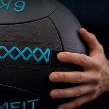 Drumfit WALLPRO-KV 6Kg Wallball: balón de arena y kevlar, resistente a agua y sudor, con agarre mejorado y costuras reforzadas para fuerza y cross training.