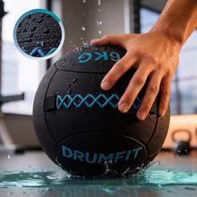 Drumfit WALLPRO-KV 6Kg Wallball: balón de arena y kevlar, resistente a agua y sudor, con agarre mejorado y costuras reforzadas para fuerza y cross training.