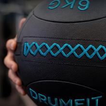 Drumfit WALLPRO-KV 6Kg Wallball: balón de arena y kevlar, resistente a agua y sudor, con agarre mejorado y costuras reforzadas para fuerza y cross training.