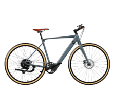 Sprint Silver Bicicleta eléctrica urbana de 28" con 70 Km* de autonomía, cambio Shimano Altus de 8 velocidades y doble disco de freno hidráulico.*Hay varios factores que pueden afectar a la autonomía de la batería: el peso del usuario, el modo de asistencia elegido, el perfil del recorrido, así como la temperatura exterior.