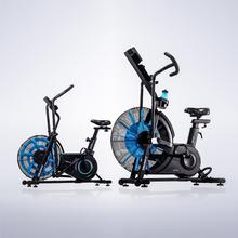 Drumfit WOD Rider 2000 Eolo PRO es una bicicleta de aire para entrenamientos intensivos, con ventilador de 480 mm y resistencia progresiva, pedaleo silencioso por correa, pantalla LCD, medidor de pulso en las asas, ruedas de transporte, compatibilidad y capacidad máxima de 135 kg.