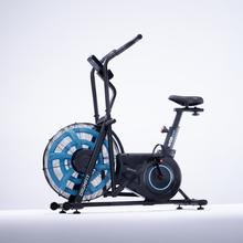 Drumfit WOD Rider 2000 Eolo PRO es una bicicleta de aire para entrenamientos intensivos, con ventilador de 480 mm y resistencia progresiva, pedaleo silencioso por correa, pantalla LCD, medidor de pulso en las asas, ruedas de transporte, compatibilidad y capacidad máxima de 135 kg.