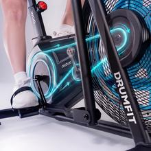 Drumfit WOD Rider 2000 Eolo PRO es una bicicleta de aire para entrenamientos intensivos, con ventilador de 480 mm y resistencia progresiva, pedaleo silencioso por correa, pantalla LCD, medidor de pulso en las asas, ruedas de transporte, compatibilidad y capacidad máxima de 135 kg.