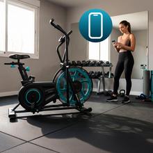 Drumfit WOD Rider 2000 Eolo PRO es una bicicleta de aire para entrenamientos intensivos, con ventilador de 480 mm y resistencia progresiva, pedaleo silencioso por correa, pantalla LCD, medidor de pulso en las asas, ruedas de transporte, compatibilidad y capacidad máxima de 135 kg.