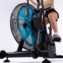 Drumfit WOD Rider 2000 Eolo PRO es una bicicleta de aire para entrenamientos intensivos, con ventilador de 480 mm y resistencia progresiva, pedaleo silencioso por correa, pantalla LCD, medidor de pulso en las asas, ruedas de transporte, compatibilidad y capacidad máxima de 135 kg.