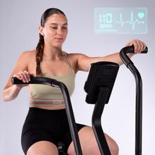 Drumfit WOD Rider 2000 Eolo PRO es una bicicleta de aire para entrenamientos intensivos, con ventilador de 480 mm y resistencia progresiva, pedaleo silencioso por correa, pantalla LCD, medidor de pulso en las asas, ruedas de transporte, compatibilidad y capacidad máxima de 135 kg.