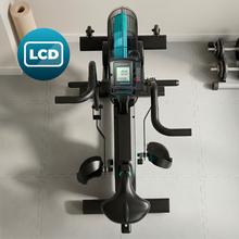 Drumfit WOD Rider 2000 Eolo PRO es una bicicleta de aire para entrenamientos intensivos, con ventilador de 480 mm y resistencia progresiva, pedaleo silencioso por correa, pantalla LCD, medidor de pulso en las asas, ruedas de transporte, compatibilidad y capacidad máxima de 135 kg.