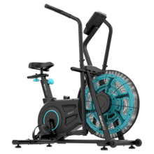 Drumfit WOD Rider 2000 Eolo PRO es una bicicleta de aire para entrenamientos intensivos, con ventilador de 480 mm y resistencia progresiva, pedaleo silencioso por correa, pantalla LCD, medidor de pulso en las asas, ruedas de transporte, compatibilidad y capacidad máxima de 135 kg.