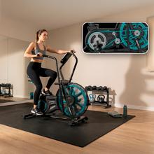 Drumfit WOD Rider 2000 Eolo PRO es una bicicleta de aire para entrenamientos intensivos, con ventilador de 480 mm y resistencia progresiva, pedaleo silencioso por correa, pantalla LCD, medidor de pulso en las asas, ruedas de transporte, compatibilidad y capacidad máxima de 135 kg.
