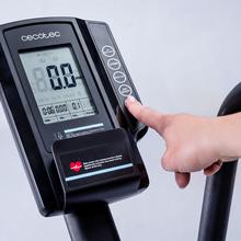 Drumfit WOD Rider 2000 Eolo PRO es una bicicleta de aire para entrenamientos intensivos, con ventilador de 480 mm y resistencia progresiva, pedaleo silencioso por correa, pantalla LCD, medidor de pulso en las asas, ruedas de transporte, compatibilidad y capacidad máxima de 135 kg.