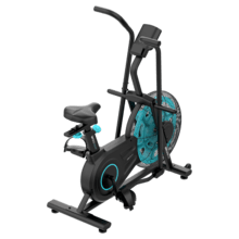 Drumfit WOD Rider 2000 Eolo PRO es una bicicleta de aire para entrenamientos intensivos, con ventilador de 480 mm y resistencia progresiva, pedaleo silencioso por correa, pantalla LCD, medidor de pulso en las asas, ruedas de transporte, compatibilidad y capacidad máxima de 135 kg.
