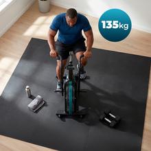 Drumfit WOD Rider 2000 Eolo PRO es una bicicleta de aire para entrenamientos intensivos, con ventilador de 480 mm y resistencia progresiva, pedaleo silencioso por correa, pantalla LCD, medidor de pulso en las asas, ruedas de transporte, compatibilidad y capacidad máxima de 135 kg.