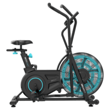 Drumfit WOD Rider 2000 Eolo PRO es una bicicleta de aire para entrenamientos intensivos, con ventilador de 480 mm y resistencia progresiva, pedaleo silencioso por correa, pantalla LCD, medidor de pulso en las asas, ruedas de transporte, compatibilidad y capacidad máxima de 135 kg.